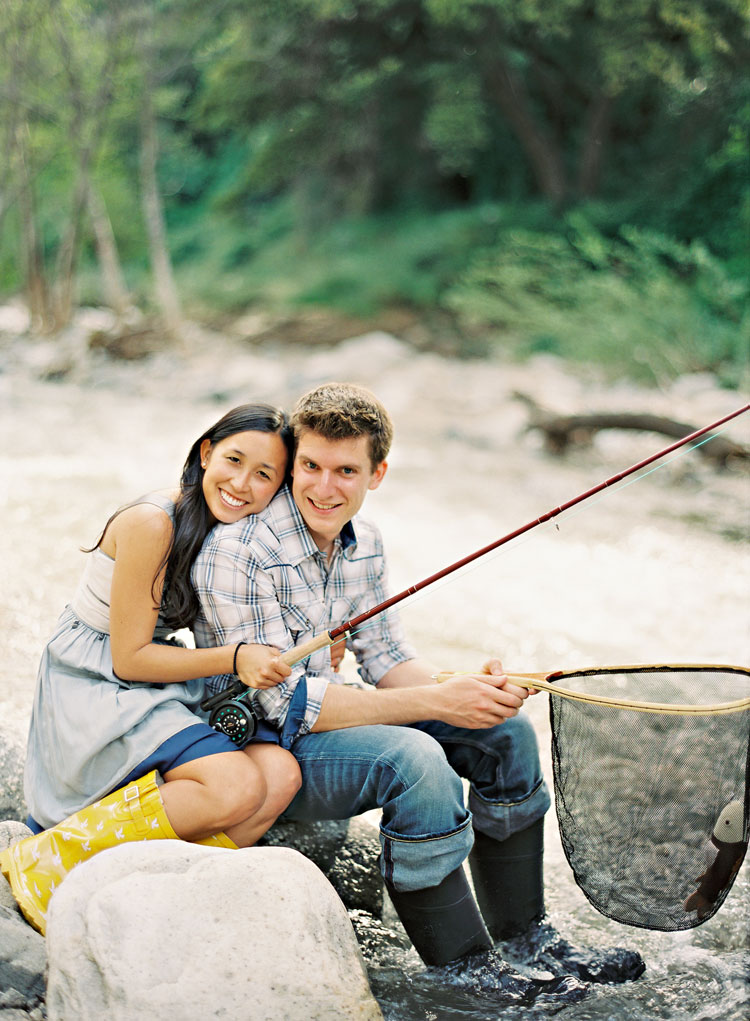 Ловля парами. Фотосессия рыбалка. Фотосессия рыбалка семейная. Двое на рыбалке. Семья на рыбалке.