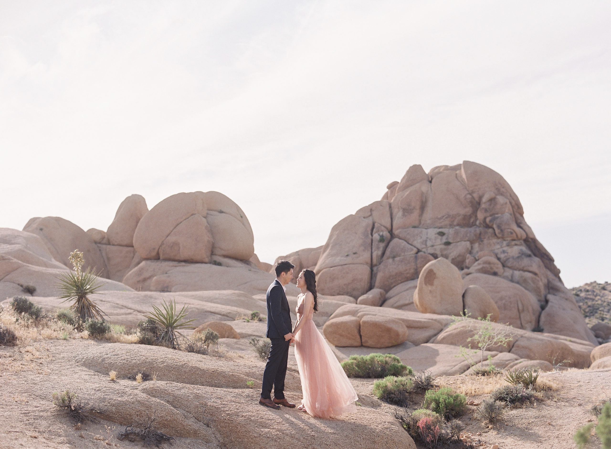 From family photo sessions to engagement and elopements, Joshua Tree portrait photography is stunning. There are so many beautiful scenes here, and the perfect spot to capture sunrise and sunset. #familyportrait #photography