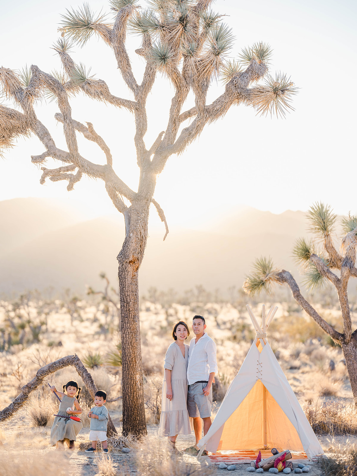 From family photo sessions to engagement and elopements, Joshua Tree portrait photography is stunning. There are so many beautiful scenes here, and the perfect spot to capture sunrise and sunset. #familyportrait #photography