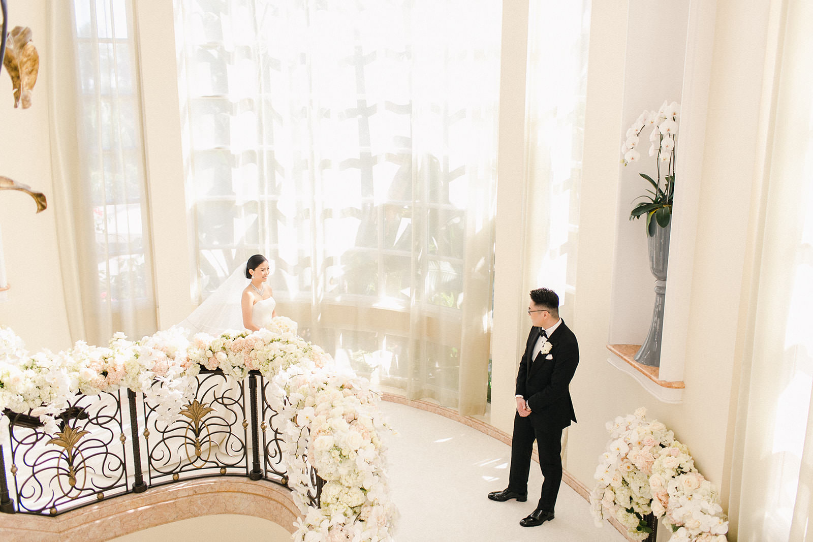 This classy and glam Beverly Hills Hotel wedding will definitely leave you feeling like a movie star. Guests are first greeted by a bright red carpet laid across the front entrance of the hotel. #wedding #beverlyhills